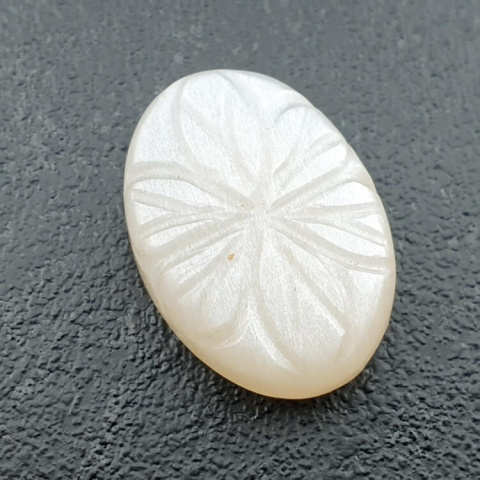 Kamień księżycowy biały kaboszon carving 23x17 mm nr 245 Kamień księżycowy biały kaboszon carving 23x17 mm nr 245