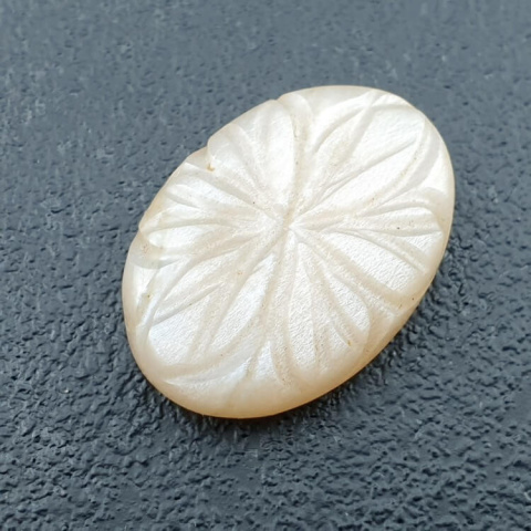 Kamień księżycowy biały kaboszon carving 23x17 mm nr 254 Kamień księżycowy biały kaboszon carving 23x17 mm nr 254