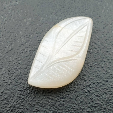 Kamień księżycowy biały kaboszon carved 24x13 mm nr 277 Kamień księżycowy biały kaboszon carved 24x13 mm nr 277