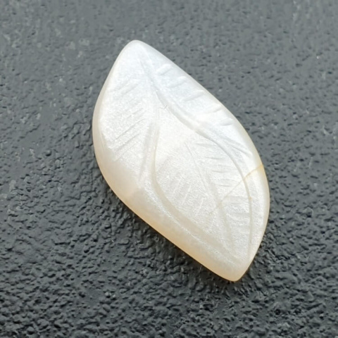 Kamień księżycowy biały kaboszon carved 24x13 mm nr 277 Kamień księżycowy biały kaboszon carved 24x13 mm nr 277