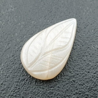Kamień księżycowy biały kaboszon carving 24x14 mm nr 288