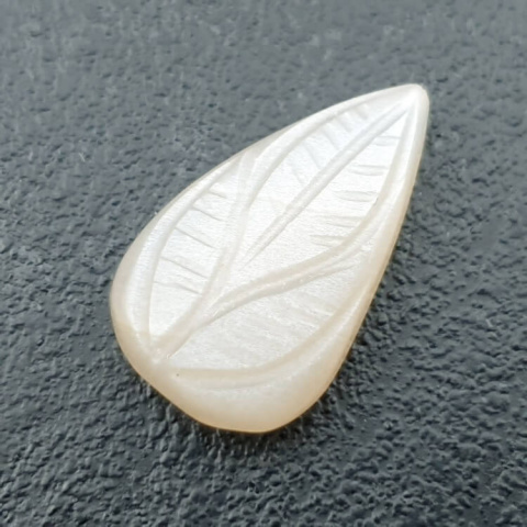 Kamień księżycowy biały kaboszon carving 24x15 mm nr 220 Kamień księżycowy biały kaboszon carving 24x15 mm nr 220