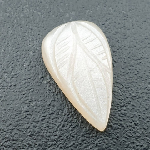 Kamień księżycowy biały kaboszon carving 24x15 mm nr 220 Kamień księżycowy biały kaboszon carving 24x15 mm nr 220