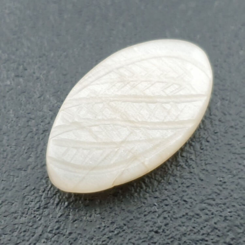 Kamień księżycowy biały kaboszon carving 25x15 mm nr 270 Kamień księżycowy biały kaboszon carving 25x15 mm nr 270