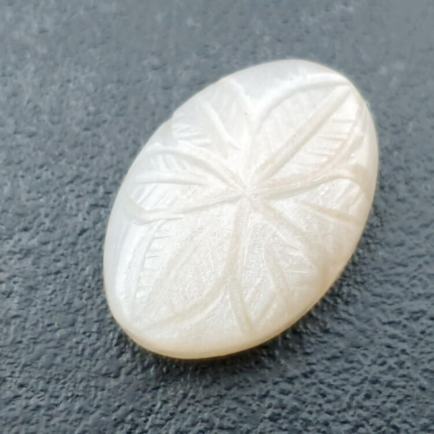Kamień księżycowy biały kaboszon carving 25x17 mm nr 219 Kamień księżycowy biały kaboszon carving 25x17 mm nr 219