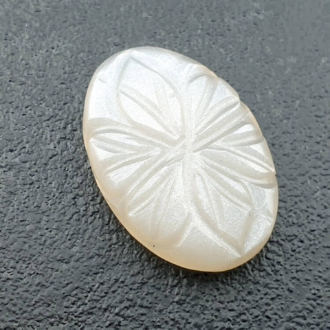 Kamień księżycowy biały kaboszon carving 25x17 mm nr 258 Kamień księżycowy biały kaboszon carving 25x17 mm nr 258