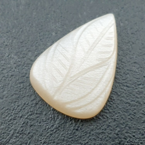 Kamień księżycowy biały kaboszon carving 25x18 mm nr 208 Kamień księżycowy biały kaboszon carving 25x18 mm nr 208