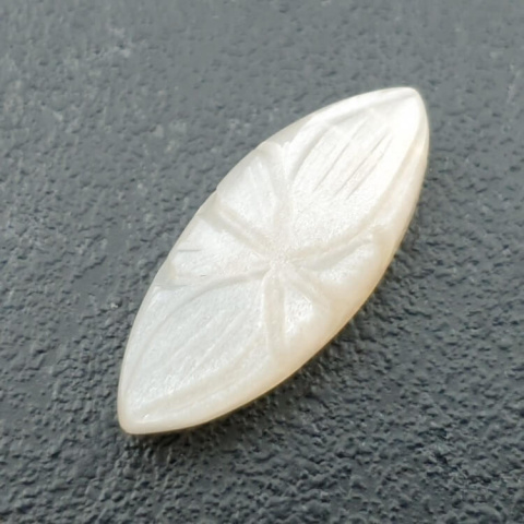 Kamień księżycowy biały kaboszon carved 26x11 mm nr 234 Kamień księżycowy biały kaboszon carved 26x11 mm nr 234