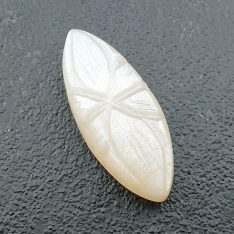 Kamień księżycowy biały kaboszon carved 26x11 mm nr 234 Kamień księżycowy biały kaboszon carved 26x11 mm nr 234