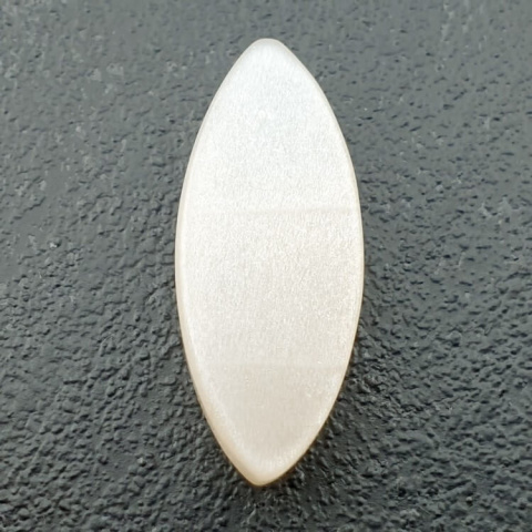 Kamień księżycowy biały kaboszon carved 26x11 mm nr 234 Kamień księżycowy biały kaboszon carved 26x11 mm nr 234
