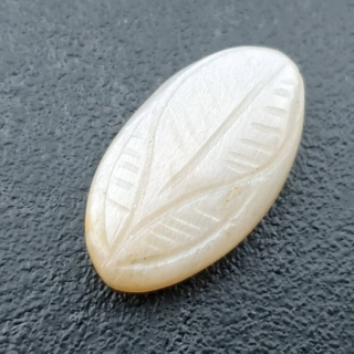 Kamień księżycowy biały kaboszon carving 26x15 mm nr 246