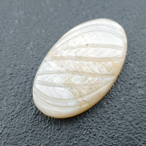 Kamień księżycowy biały kaboszon carving 26x16 mm nr 237 Kamień księżycowy biały kaboszon carving 26x16 mm nr 237