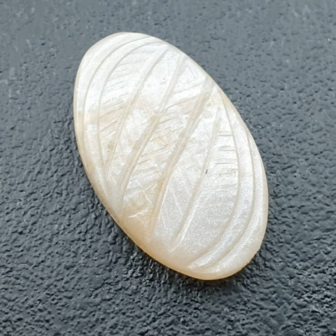 Kamień księżycowy biały kaboszon carving 26x16 mm nr 237 Kamień księżycowy biały kaboszon carving 26x16 mm nr 237