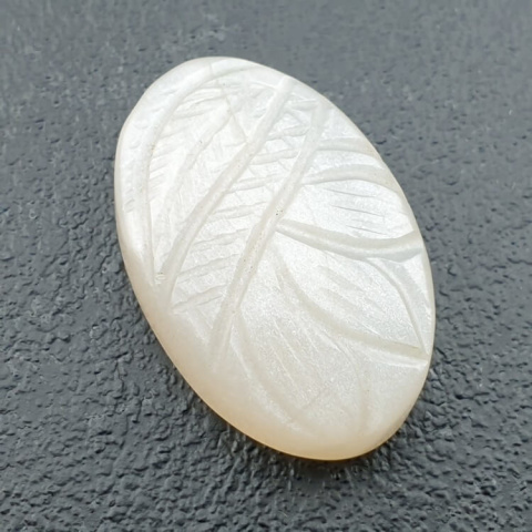 Kamień księżycowy biały kaboszon carving 26x17 mm nr 253 Kamień księżycowy biały kaboszon carving 26x17 mm nr 253