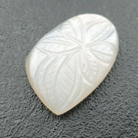 Kamień księżycowy biały kaboszon carving 26x18 mm nr 247 Kamień księżycowy biały kaboszon carving 26x18 mm nr 247