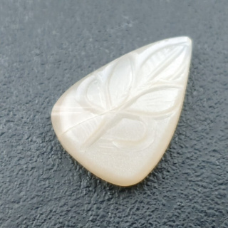 Kamień księżycowy biały kaboszon carving 26x18 mm nr 278
