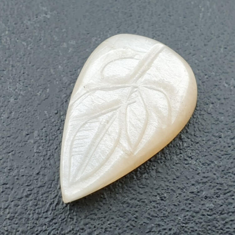 Kamień księżycowy biały kaboszon carving 27x17 mm nr 221 Kamień księżycowy biały kaboszon carving 27x17 mm nr 221