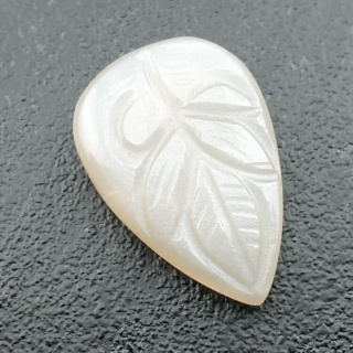 Kamień księżycowy biały kaboszon carving 27x18 mm nr 239