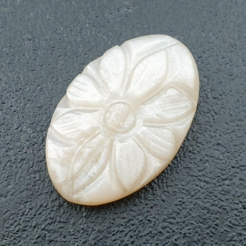 Kamień księżycowy biały kaboszon carving 28x18 mm nr 266 Kamień księżycowy biały kaboszon carving 28x18 mm nr 266