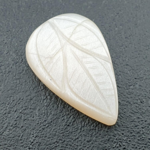 Kamień księżycowy biały kaboszon carving 29x19 mm nr 256 Kamień księżycowy biały kaboszon carving 29x19 mm nr 256