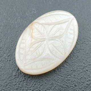 Kamień księżycowy biały kaboszon carving 30x19 mm nr 250