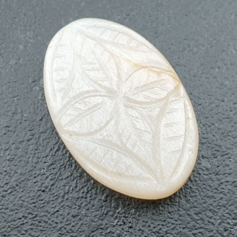 Kamień księżycowy biały kaboszon carving 30x19 mm nr 250 Kamień księżycowy biały kaboszon carving 30x19 mm nr 250
