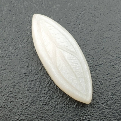 Kamień księżycowy biały kaboszon carving 32x12 mm nr 218 Kamień księżycowy biały kaboszon carving 32x12 mm nr 218