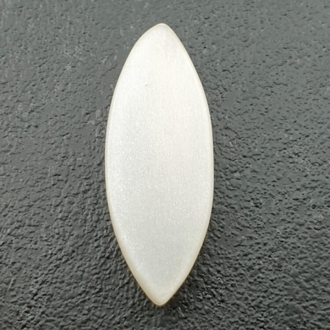 Kamień księżycowy biały kaboszon carving 32x12 mm nr 218 Kamień księżycowy biały kaboszon carving 32x12 mm nr 218
