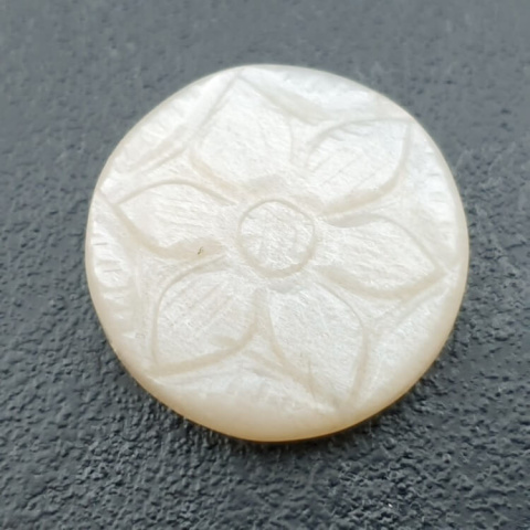 Kamień księżycowy biały kaboszon carving fi 25 mm nr 205 Kamień księżycowy biały kaboszon carving fi 25 mm nr 205
