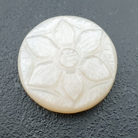 Kamień księżycowy biały kaboszon carving fi 25 mm nr 205 Kamień księżycowy biały kaboszon carving fi 25 mm nr 205