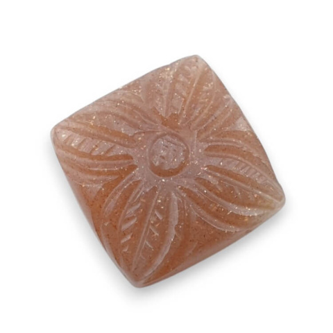 Kamień księżycowy brzoskwiniowy kaboszon carving 18x18 mm nr 25 Kamień księżycowy brzoskwiniowy kaboszon carving 18x18 mm nr 25