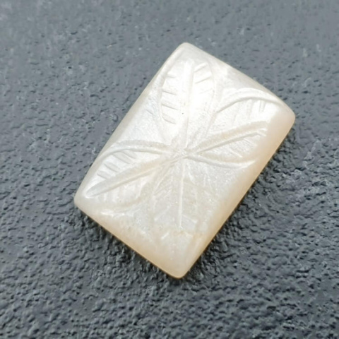 Kamień księżycowy biały kaboszon carving 19x13 mm nr 200 Kamień księżycowy biały kaboszon carving 19x13 mm nr 200