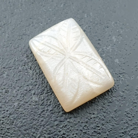 Kamień księżycowy biały kaboszon carving 19x13 mm nr 200 Kamień księżycowy biały kaboszon carving 19x13 mm nr 200