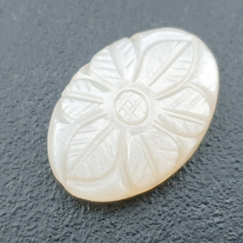 Kamień księżycowy biały kaboszon carving 27x18 mm nr 199 Kamień księżycowy biały kaboszon carving 27x18 mm nr 199