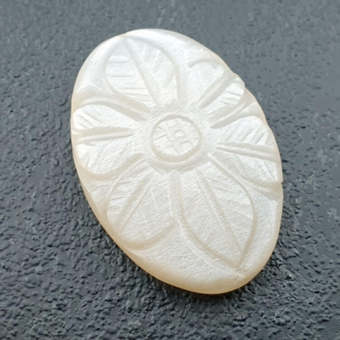 Kamień księżycowy biały kaboszon carving 27x18 mm nr 199 Kamień księżycowy biały kaboszon carving 27x18 mm nr 199