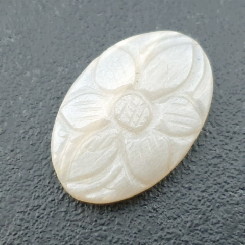 Kamień księżycowy biały kaboszon carving 28x18 mm nr 196 Kamień księżycowy biały kaboszon carving 28x18 mm nr 196