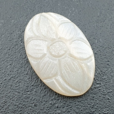 Kamień księżycowy biały kaboszon carving 28x18 mm nr 196 Kamień księżycowy biały kaboszon carving 28x18 mm nr 196