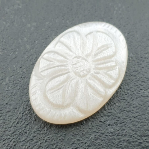 Kamień księżycowy biały kaboszon carving 29x20 mm nr 195 Kamień księżycowy biały kaboszon carving 29x20 mm nr 195