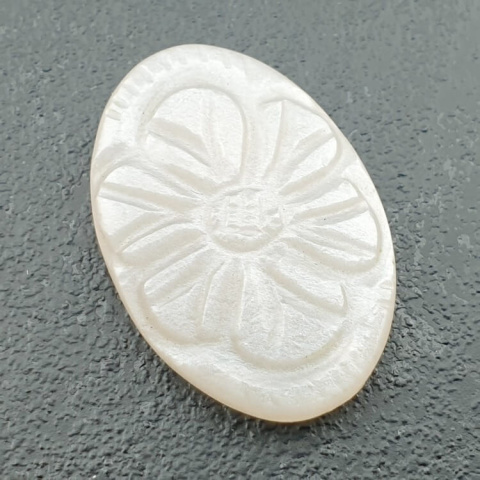 Kamień księżycowy biały kaboszon carving 29x20 mm nr 195 Kamień księżycowy biały kaboszon carving 29x20 mm nr 195