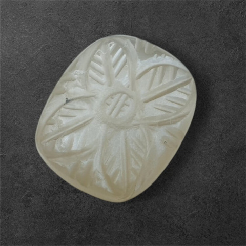 Kamień księżycowy szary kaboszon carving 21x18 mm nr 108 Kamień księżycowy szary kaboszon carving 21x18 mm nr 108
