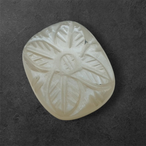 Kamień księżycowy szary kaboszon carving 21x18 mm nr 108 Kamień księżycowy szary kaboszon carving 21x18 mm nr 108
