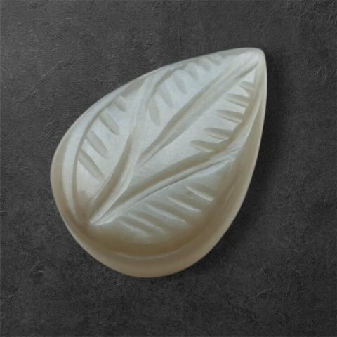 Kamień księżycowy szary kaboszon carving 22x15 mm nr 128 Kamień księżycowy szary kaboszon carving 22x15 mm nr 128