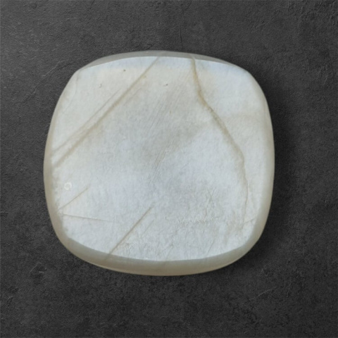 Kamień księżycowy szary kaboszon carving 23x23 mm nr 102 Kamień księżycowy szary kaboszon carving 23x23 mm nr 102