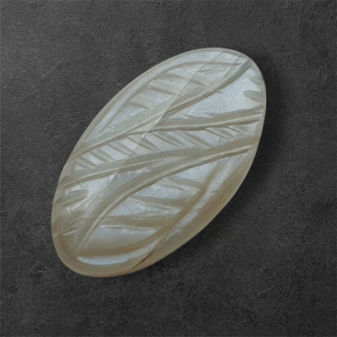 Kamień księżycowy szary kaboszon carving 26x15 mm nr 109 Kamień księżycowy szary kaboszon carving 26x15 mm nr 109