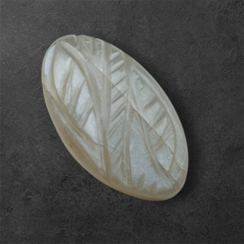 Kamień księżycowy szary kaboszon carving 26x15 mm nr 109 Kamień księżycowy szary kaboszon carving 26x15 mm nr 109