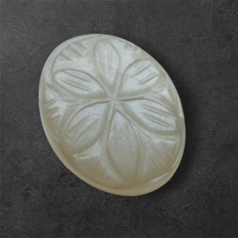 Kamień księżycowy szary kaboszon carving 26x20 mm nr 139 Kamień księżycowy szary kaboszon carving 26x20 mm nr 139