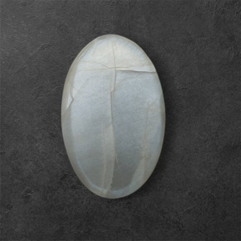 Kamień księżycowy szary kaboszon carved 26x26 mm nr 120 Kamień księżycowy szary kaboszon carved 26x26 mm nr 120
