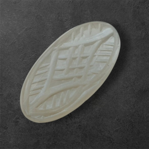Kamień księżycowy szary kaboszon carved 27x14 mm nr 145 Kamień księżycowy szary kaboszon carved 27x14 mm nr 145
