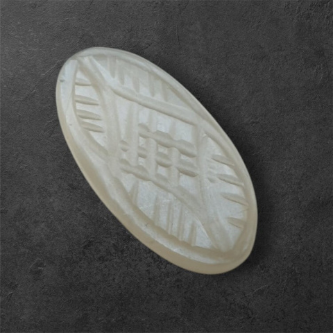 Kamień księżycowy szary kaboszon carved 27x14 mm nr 145 Kamień księżycowy szary kaboszon carved 27x14 mm nr 145