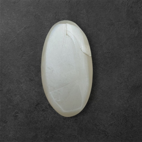 Kamień księżycowy szary kaboszon carved 27x14 mm nr 145 Kamień księżycowy szary kaboszon carved 27x14 mm nr 145